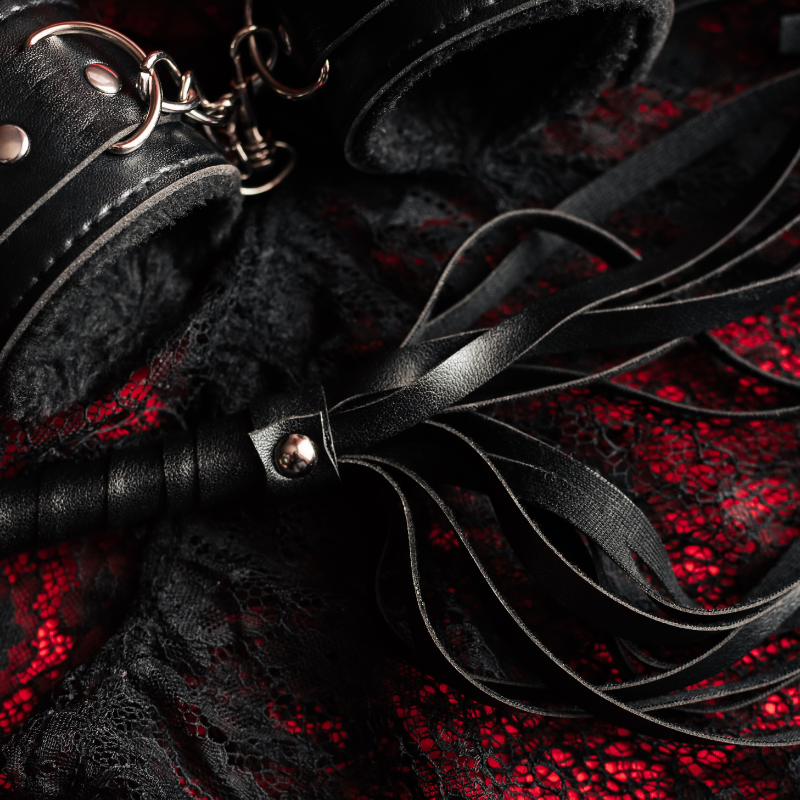 זוג באירוע אלגנטי באור אדום מסתורי